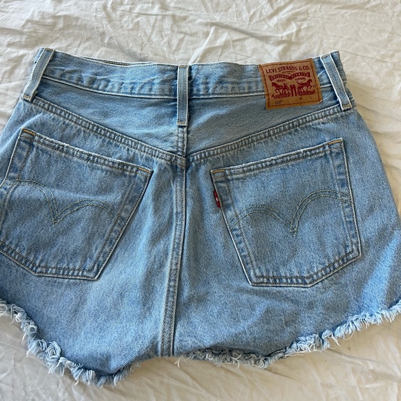 Levi’s 501 Jean Shorts - Picture 2 of 3